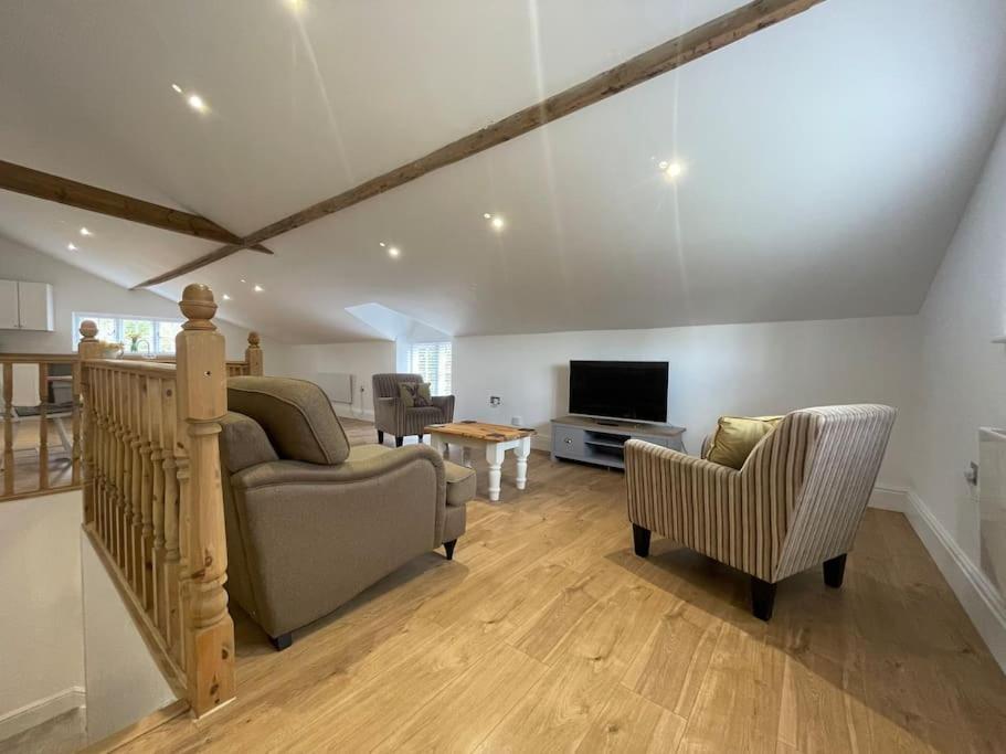 2 Bedroom Cottage In Old Town Swindon Exterior photo