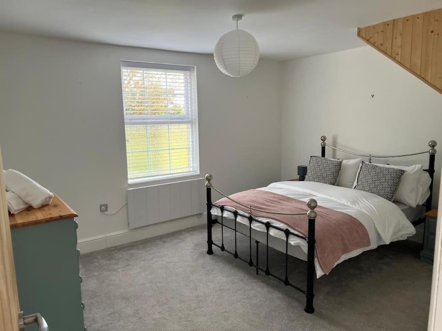 2 Bedroom Cottage In Old Town Swindon Exterior photo